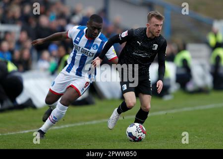 Barrow's Elliot Newby (rechts) und Hartlepool United's Josh Umerah kämpfen um den Ball während des Spiels Sky Bet League 2 im Suit Direct Stadium, Hartlepool. Foto: Samstag, 29. April 2023. Stockfoto