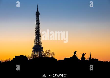 Paris, Frankreich - 8. Februar 2023: Skyline von Paris bei Sonnenuntergang mit Silhouette des Eiffelturms Stockfoto