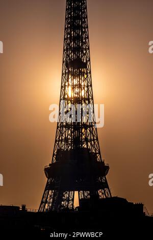 Paris, Frankreich - 8. Februar 2023: Skyline von Paris bei Sonnenuntergang mit Silhouette des Eiffelturms Stockfoto