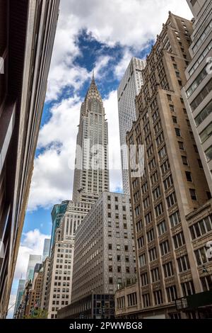New York, USA - 27. April 2022: Das Chrysler Building in New York City mit Wolkenkratzern in der Umgebung. Stockfoto