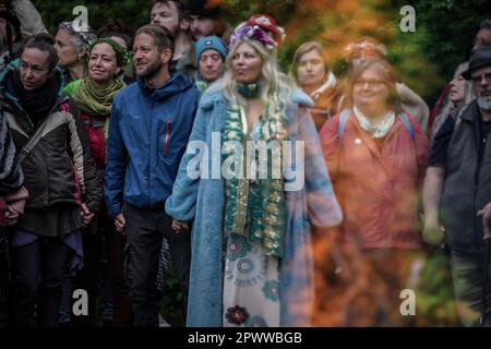 Glastonbury, Großbritannien. 1. Mai 2023 Beltane-Feiern und Segen mit Feuer im Chalice sowie Teil einer heidnischen Tradition zur Feier des Sommers. Kredit: Guy Corbishley/Alamy Live News Stockfoto