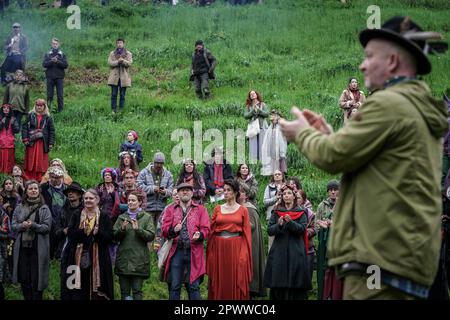 Glastonbury, Großbritannien. 1. Mai 2023 Beltane-Feiern und Segen mit Feuer im Chalice sowie Teil einer heidnischen Tradition zur Feier des Sommers. Kredit: Guy Corbishley/Alamy Live News Stockfoto