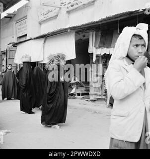 Frauen tragen den Jilbab auf einem Markt in Riad, Saudi-Arabien, 1952 Stockfoto