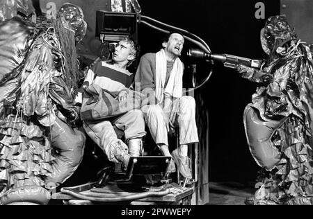 l-r: David Brett (Arthur Dent), Kim Durham (Ford Prefect) in HITCHHIKERS GUIDE TO THE GALAXY von Douglas Adams im Rainbow Theatre, Finsbury Park, London 15/07/1980 Set-Design: Richard Dunkley malerisches Design: Mitch Davies Kostüme: Barbara Tyrell Beleuchtung: Martin Richman Regisseur: Ken Campbell Stockfoto