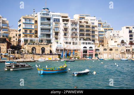 Restaurants und Boote in Spinola Bay, St. Julian's, Malta Stockfoto