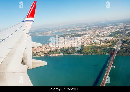 Lissabon, Portugal - Juli 20 2016: Blick über Almada bei der Ankunft mit dem Flugzeug. Stockfoto