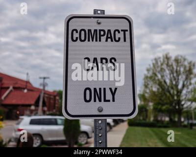 Schild „nur einfache Kompaktwagen“ an einem bewölkten Tag in der Nähe von öffentlichen Gebäuden Stockfoto