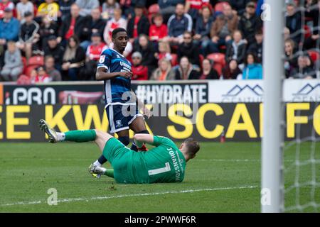 Rotherham, Großbritannien. 01. Mai 2023. Rotherham United Torwart Viktor Johansson rettet vor Middlesbroughs Isaiah Jones während des Sky Bet Championship-Spiels zwischen Rotherham United und Middlesbrough am Montag, den 1. Mai 2023 im New York Stadium in Rotherham. (Foto: Trevor Wilkison/MI News/NurPhoto) Guthaben: NurPhoto SRL/Alamy Live News Stockfoto