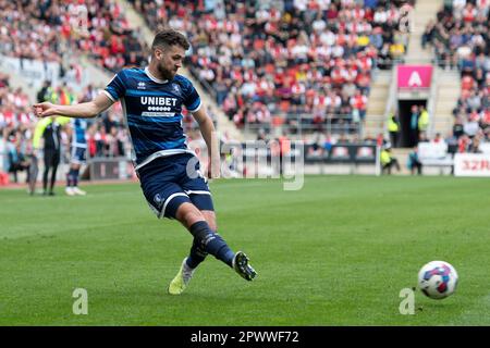 Rotherham, Großbritannien. 01. Mai 2023. Tommy Smith von Middlesbrough kreuzt den Ball während des Sky Bet Championship-Spiels zwischen Rotherham United und Middlesbrough im New York Stadium, Rotherham, am Montag, den 1. Mai 2023. (Foto: Trevor Wilkison/MI News/NurPhoto) Guthaben: NurPhoto SRL/Alamy Live News Stockfoto