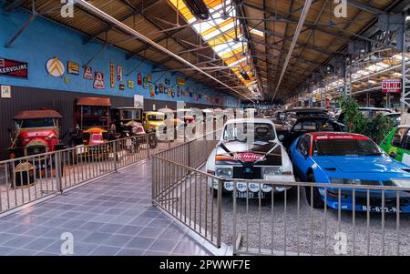 Oldtimer werden im Automobile Museum Reims-Champagne ausgestellt, einem Motormuseum in Reims. Stockfoto