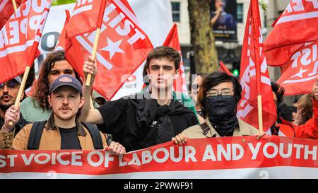 London, Großbritannien. 01. Mai 2023. Der marsch zum Jahrestag im Mai führt von Clerkenwell durch das Zentrum von London zum Trafalgar Square, wo weitere Proteste für Reden von Gewerkschaftsführern und anderen, darunter Mick Lynch, folgen. Kredit: Imageplotter/Alamy Live News Stockfoto