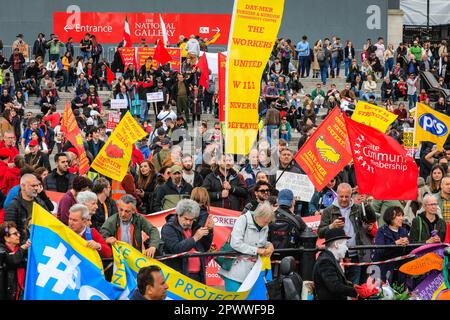 London, Großbritannien. 01. Mai 2023. Der marsch zum Jahrestag im Mai führt von Clerkenwell durch das Zentrum von London zum Trafalgar Square, wo weitere Proteste für Reden von Gewerkschaftsführern und anderen, darunter Mick Lynch, folgen. Kredit: Imageplotter/Alamy Live News Stockfoto
