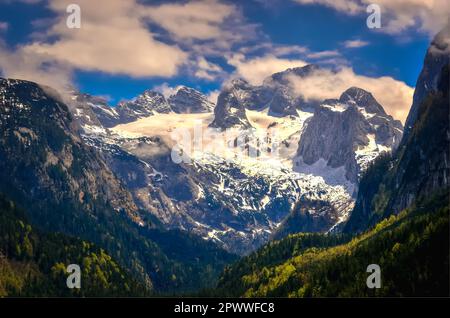 Wunderschöne Berglandschaft in Österreich. Blick auf den hohen Dachstein vom Vorderer Gosausee in den österreichischen Alpen. Stockfoto