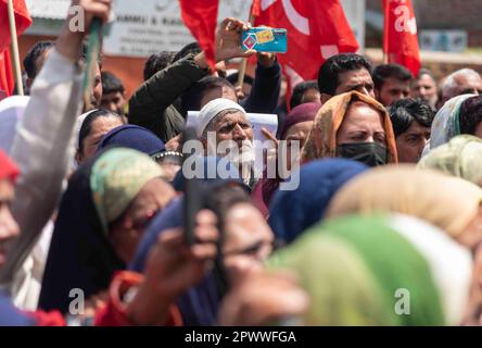 Arbeiter mit Arbeitsvertrag und Tageslohn nehmen an einem Protest Teil, der Mai-Tag ist, der als Internationaler Tag der Arbeit in Srinagar bekannt ist. Der Internationale Tag der Arbeit, auch bekannt als Mai oder Internationaler Arbeitstag, wird jedes Jahr am 01. Mai gefeiert, um den Beitrag der Arbeitnehmer in der Gesellschaft zu würdigen. Die Wurzeln dieses Tages sind auf den Haymarket-Aufstand von 1886 zurückzuführen, der Gewalt zwischen Polizei und Arbeitern beinhaltete. Viele Länder feiern ihn als Plattform für Arbeitnehmer, um für ihre Rechte zu kämpfen und ihre Arbeitsbedingungen zu verbessern. Die Feier ist auch eine Gelegenheit, den Kampf und die Motivation zu ehren Stockfoto