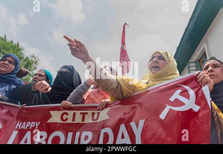 Arbeiter von Arbeitsverträgen und Tagesarbeitskräften singen während eines Protesttags im Mai, der als Internationaler Tag der Arbeit in Srinagar bekannt ist, Slogans und halten Flaggen und Plakate. Der Internationale Tag der Arbeit, auch bekannt als Mai oder Internationaler Arbeitstag, wird jedes Jahr am 01. Mai gefeiert, um den Beitrag der Arbeitnehmer in der Gesellschaft zu würdigen. Die Wurzeln dieses Tages sind auf den Haymarket-Aufstand von 1886 zurückzuführen, der Gewalt zwischen Polizei und Arbeitern beinhaltete. Viele Länder feiern ihn als Plattform für Arbeitnehmer, um für ihre Rechte zu kämpfen und ihre Arbeitsbedingungen zu verbessern. Die Feier ist auch eine Gelegenheit Stockfoto