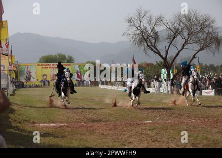 Islamabad, Hauptstadt, Pakistan. 30. April 2023. Ein Reiter nimmt am Spiel „Zelthaken“ in Islamabad Teil. Der ZeltPegging-Wettbewerb wurde organisiert, um die Frühlingssaison in Pakistan zu feiern. (Kreditbild: © Raja Imran Bahader/Pacific Press via ZUMA Press Wire) NUR REDAKTIONELLE VERWENDUNG! Nicht für den kommerziellen GEBRAUCH! Stockfoto