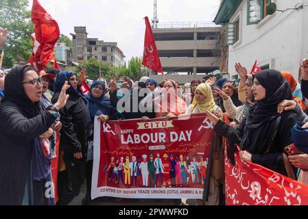 Arbeiter von Arbeitsverträgen und Tagesarbeitskräften singen während eines Protesttags im Mai, der als Internationaler Tag der Arbeit in Srinagar bekannt ist, Slogans und halten Flaggen und Plakate. Der Internationale Tag der Arbeit, auch bekannt als Mai oder Internationaler Arbeitstag, wird jedes Jahr am 01. Mai gefeiert, um den Beitrag der Arbeitnehmer in der Gesellschaft zu würdigen. Die Wurzeln dieses Tages sind auf den Haymarket-Aufstand von 1886 zurückzuführen, der Gewalt zwischen Polizei und Arbeitern beinhaltete. Viele Länder feiern ihn als Plattform für Arbeitnehmer, um für ihre Rechte zu kämpfen und ihre Arbeitsbedingungen zu verbessern. Die Feier ist auch eine Gelegenheit Stockfoto