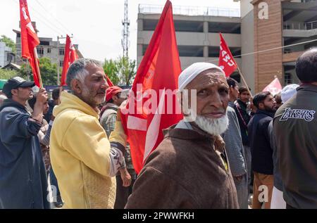 Arbeiter mit Arbeitsvertrag und Tageslohn nehmen an einem Protest Teil, der Mai-Tag ist, der als Internationaler Tag der Arbeit in Srinagar bekannt ist. Der Internationale Tag der Arbeit, auch bekannt als Mai oder Internationaler Arbeitstag, wird jedes Jahr am 01. Mai gefeiert, um den Beitrag der Arbeitnehmer in der Gesellschaft zu würdigen. Die Wurzeln dieses Tages sind auf den Haymarket-Aufstand von 1886 zurückzuführen, der Gewalt zwischen Polizei und Arbeitern beinhaltete. Viele Länder feiern ihn als Plattform für Arbeitnehmer, um für ihre Rechte zu kämpfen und ihre Arbeitsbedingungen zu verbessern. Die Feier ist auch eine Gelegenheit, den Kampf und die Motivation zu ehren Stockfoto