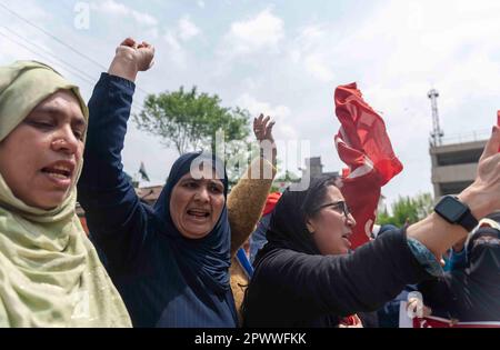 Die Arbeiter von Arbeitsverträgen und Tagesarbeitskräften singen während eines Protestfeiertags im Mai, der als Internationaler Tag der Arbeit in Srinagar bekannt ist. Der Internationale Tag der Arbeit, auch bekannt als Mai oder Internationaler Arbeitstag, wird jedes Jahr am 01. Mai gefeiert, um den Beitrag der Arbeitnehmer in der Gesellschaft zu würdigen. Die Wurzeln dieses Tages sind auf den Haymarket-Aufstand von 1886 zurückzuführen, der Gewalt zwischen Polizei und Arbeitern beinhaltete. Viele Länder feiern ihn als Plattform für Arbeitnehmer, um für ihre Rechte zu kämpfen und ihre Arbeitsbedingungen zu verbessern. Die Feier ist auch eine Gelegenheit, den Kampf an zu ehren Stockfoto