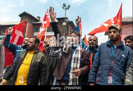 Die Arbeiter von Arbeitsverträgen und Tagesarbeitskräften singen während eines Protestfeiertags im Mai, der als Internationaler Tag der Arbeit in Srinagar bekannt ist. Der Internationale Tag der Arbeit, auch bekannt als Mai oder Internationaler Arbeitstag, wird jedes Jahr am 01. Mai gefeiert, um den Beitrag der Arbeitnehmer in der Gesellschaft zu würdigen. Die Wurzeln dieses Tages sind auf den Haymarket-Aufstand von 1886 zurückzuführen, der Gewalt zwischen Polizei und Arbeitern beinhaltete. Viele Länder feiern ihn als Plattform für Arbeitnehmer, um für ihre Rechte zu kämpfen und ihre Arbeitsbedingungen zu verbessern. Die Feier ist auch eine Gelegenheit, den Kampf an zu ehren Stockfoto