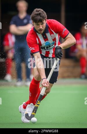 Brüssel, Belgien. 01. Mai 2023. Leopolds Gaspard Baumgarten in Aktion während eines Hockeyspiels zwischen dem Royal Racing Club Bruxelles und dem Royal Leopold Club, Montag, den 01. Mai 2023 in Uccle/Ukkel, Brüssel, am 21. Tag der Saison der belgischen Men Hockey League 2022-2023. BELGA PHOTO VIRGINIE LEFOUR Kredit: Belga News Agency/Alamy Live News Stockfoto