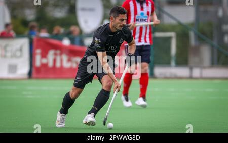 Brüssel, Belgien. 01. Mai 2023. Tanguy Cosyns von Racing in Aktion während eines Hockeyspiels zwischen dem Royal Racing Club Bruxelles und dem Royal Leopold Club, am Montag, den 01. Mai 2023 in Uccle/Ukkel, Brüssel, am 21. Tag der Saison der belgischen Men Hockey League 2022-2023. BELGA PHOTO VIRGINIE LEFOUR Kredit: Belga News Agency/Alamy Live News Stockfoto