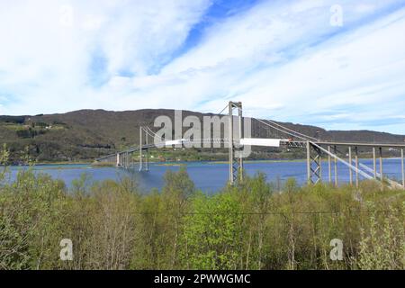 Norwegen, die Tjeldsund-Brücke, eine der vielen Brücken, die die Lofoten miteinander verbinden Stockfoto
