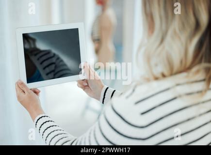 Die besten Ärzte der Welt sind Doktor Diet. Eine Frau, die sich nicht wiedererkennt und zu Hause ein digitales Tablet benutzt Stockfoto