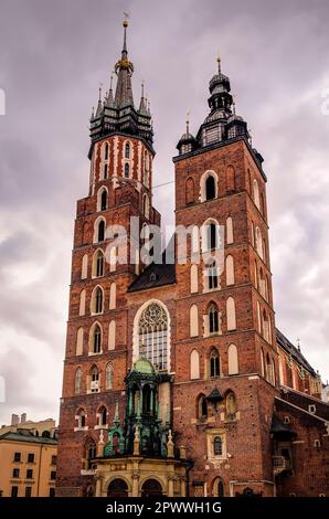 Krakau, Polen - 16. August 2014: St. Marienkirche in der Krakauer Altstadt, Polen. Stockfoto