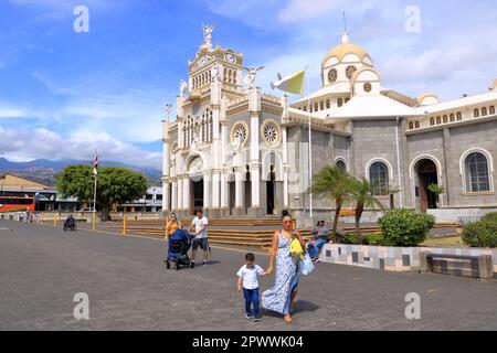 März 3 2023 - Cartago in Costa Rica: Beeindruckender Blick aus der Vogelperspektive mit den Menschen der Basilika en Cartago desde el Atardecer Stockfoto