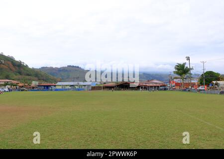 März 3 2023 - Orosi in Costa Rica: Fußball spielende Kinder im Zentrum des Dorfes Stockfoto