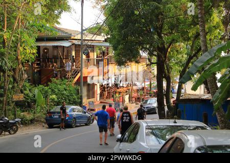 März 4 2023 - Manuel Antonio, Quepos in Costa Rica: Straße zum Tor des Nationalparks Manuel Antonio Stockfoto