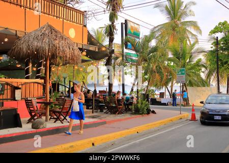 März 4 2023 - Manuel Antonio, Quepos in Costa Rica: Straße zum Tor des Nationalparks Manuel Antonio Stockfoto