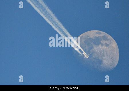 Mnichovo Hradiste, Tschechische Republik. 1. Mai 2023. Eine Boeing 777 von Qatar Airways von Manchester in England nach Doha in Katar (Fly nr. QR28) fliegt am 1. Mai 2023 am blauen Himmel über der Tschechischen Republik vorbei am Mond. (Kreditbild: © Slavek Ruta/ZUMA Press Wire) NUR REDAKTIONELLE VERWENDUNG! Nicht für den kommerziellen GEBRAUCH! Stockfoto