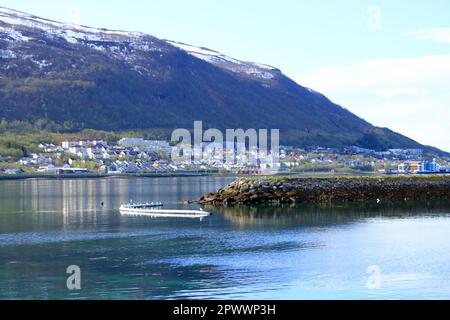 Mai 28 2022 - Tromso in Norwegen: Moderne Wohn- und Geschäftsgebäude in der Stadt Stockfoto