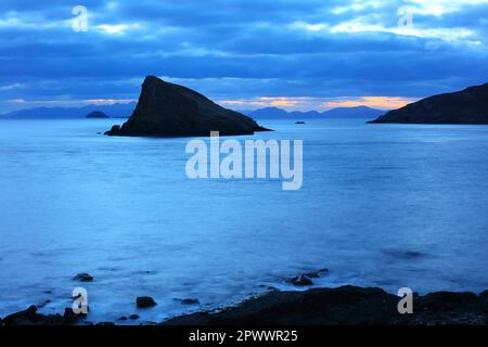 Blue Hour in Tulm Bay an einem ruhigen Abend. Isle of Skye, Schottland, Vereinigtes Königreich Stockfoto