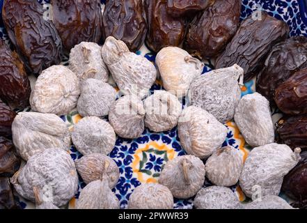 Getrocknete Feigen mit Reismehl und Medjoul Jumbo Datteln bestreut. Stockfoto
