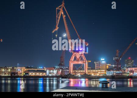 Göteborg, Schweden - März 11 2019: Kran und alter Kai vor dem Mond. Stockfoto