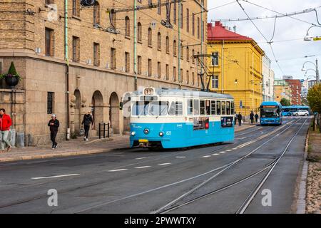 Göteborg, Schweden - september 20 2019: Alte Straßenbahn der Linie 13 nähert sich der Haltestelle Centralstation. Stockfoto
