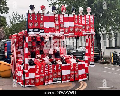 London, Großbritannien. 01. Mai 2023. London, England, Mai 1. 2023: Fanshop, der Arsenal-Merchanise vor dem Halbfinalspiel der UEFA Womens Champions League zwischen Arsenal und VFL Wolfsburg in den Emirates in London verkauft. (Daniela Porcelli /Just Pictures /SPP) Kredit: SPP Sport Press Photo. Alamy Live News Stockfoto