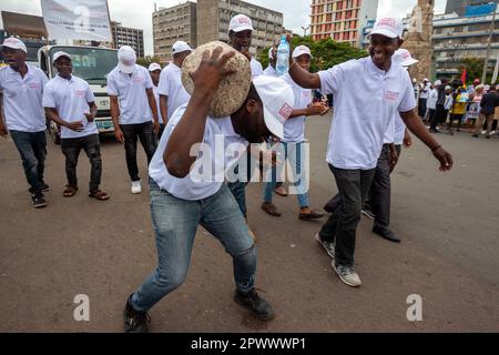 Maputo, Mosambik - 01. Mai 2023: Protest gegen die schwere Arbeit, eine Demonstration am Maitag eines Arbeiters mit einem Stein auf seiner Schulter Stockfoto