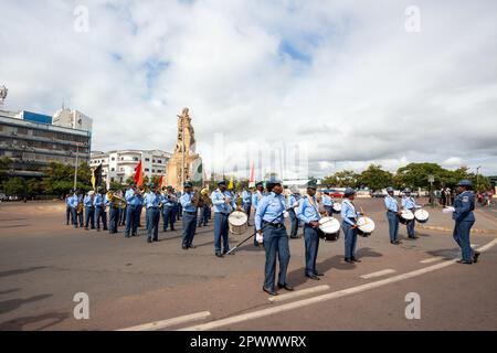 Mosambikanisches Polizeiorchester spielt vor dem Bahnhof Maputo Stockfoto