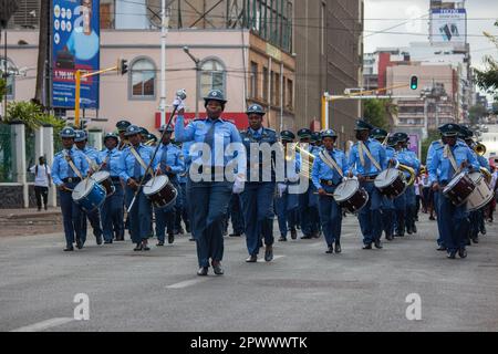 Mosambikanisches Polizeiorchester spielt vor dem Bahnhof Maputo Stockfoto