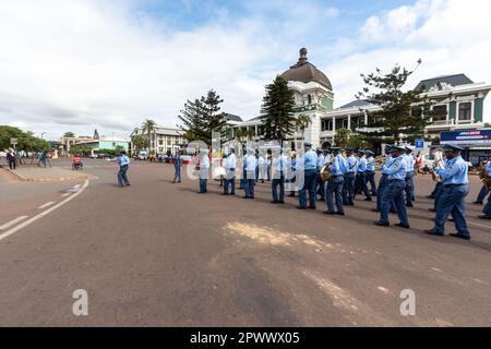 Mosambikanisches Polizeiorchester spielt vor dem Bahnhof Maputo Stockfoto