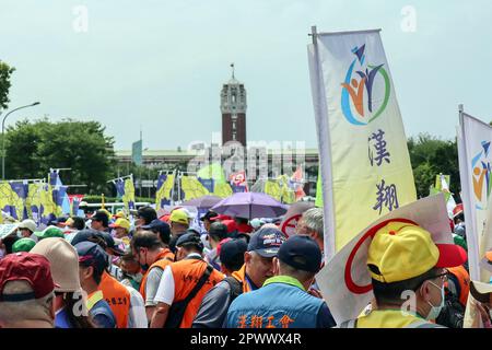 Taipeh, Taiwan. 01. Mai 2023. Taiwanesische Gewerkschafter und Anhänger sahen sich während des Protests am Maitag in Taipeh vor dem Präsidentenbüro versammeln. Mehrere tausend taiwanesische Gewerkschafter und politische Aktivisten versammelten sich während der jährlichen Proteste am Maitag vor dem Präsidentenbüro in Taipeh. Demonstranten äußerten eine Reihe unterschiedlicher Beschwerden und Aufrufe zum Handeln. (Foto: Toby Scott/SOPA Images/Sipa USA) Guthaben: SIPA USA/Alamy Live News Stockfoto