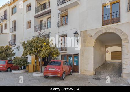 Alter Torbogen zur Altstadt in der Straße Mirador Blanco der Stadt Altea in der Provinz Alicante, Spanien, Europa Stockfoto