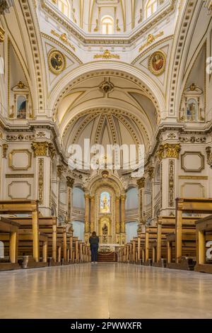 Altar und Altar des zentralen Schiffes in Nuestra Señora del Consuelo, Altea, Alicante, Spanien, Europa Stockfoto