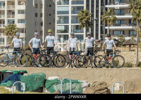 Männliche Radfahrer mit dem 7. Trikot nehmen an einem Rennen in der Stadt Altea, Provinz Alicante, Comunidad Valenciana, Spanien und Europa Teil Stockfoto