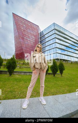 Sportliche Senior-Frau im Track Suit, niedrige Sicht Stockfoto