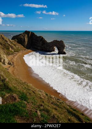 Durdle Door and Beach an einem sonnigen Tag im März, Dorset, Großbritannien Stockfoto